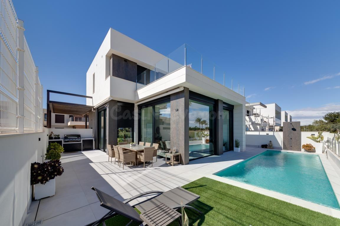 Villa de obra nueva de una sola planta con piscina privada en Pilar de la Horadada