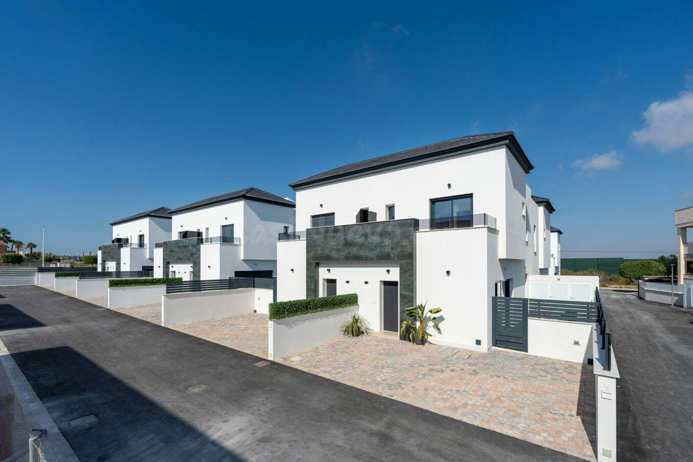 Moderna casa adosada en urbanización privada – Santa Pola