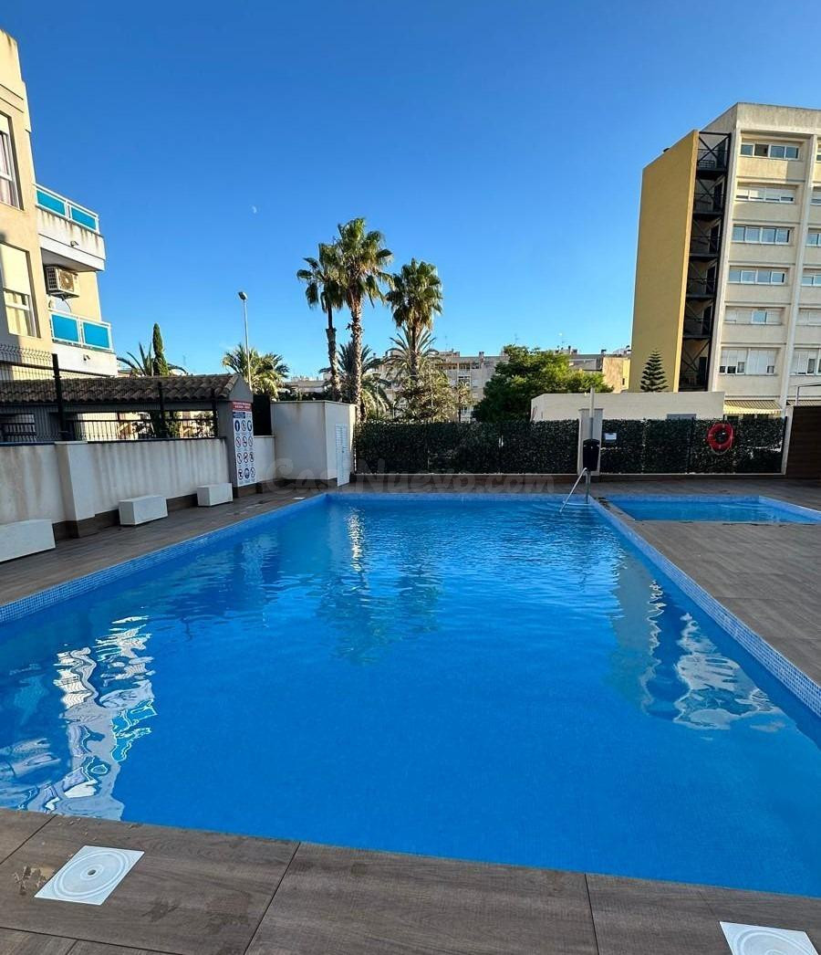 ¡Moderno apartamento de 2 dormitorios con aire acondicionado central en Torrevieja!
