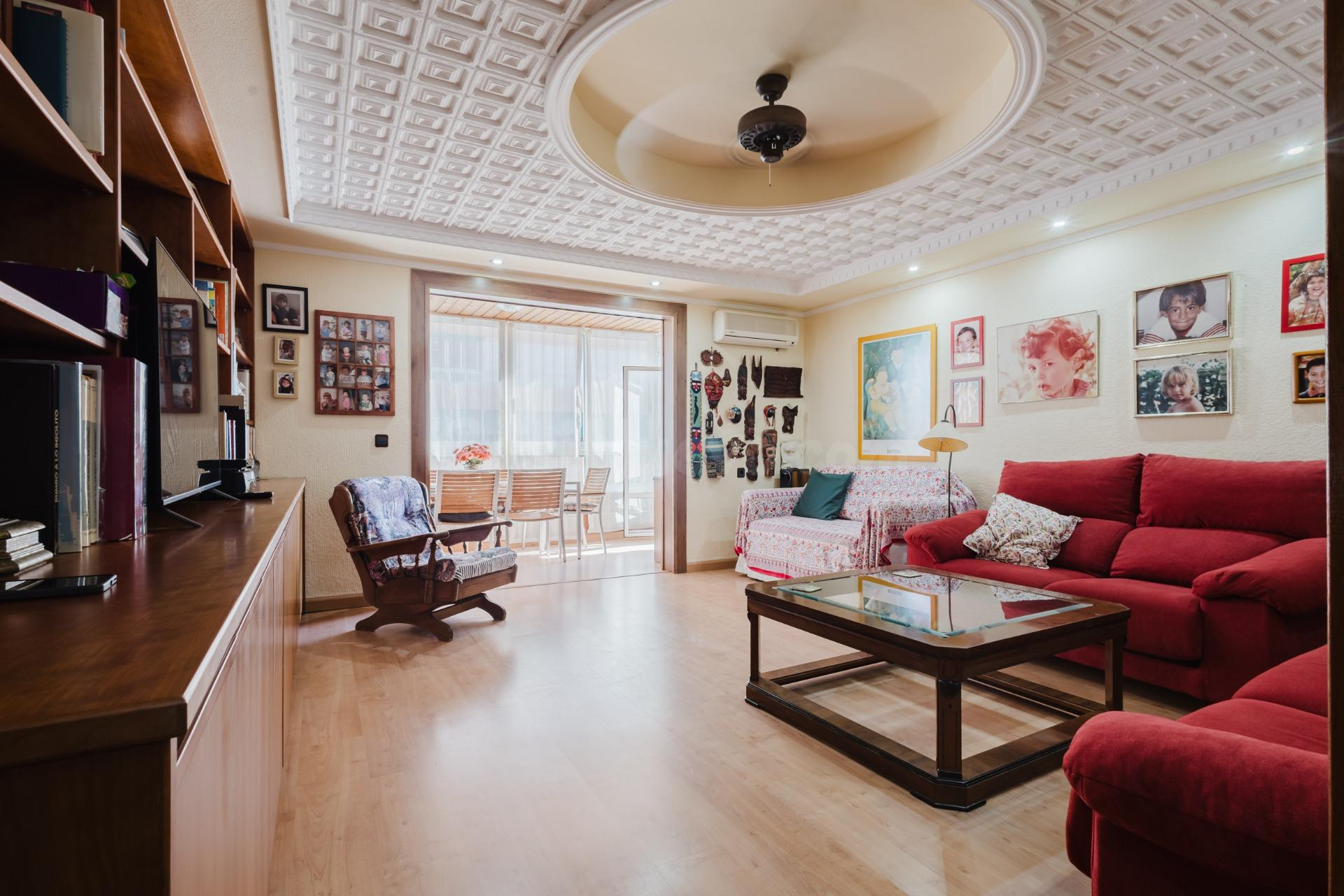 Amplio Apartamento en Torrevieja con Vistas y Cercanía al Mar