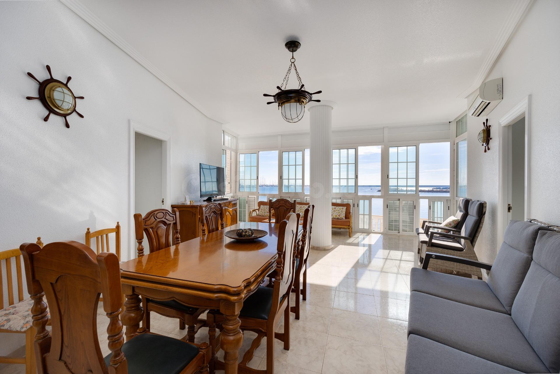 Amplio Apartamento en Torrevieja con Vistas al Mar Primera Linea