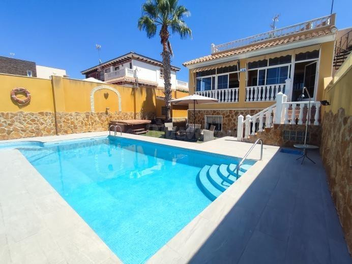 Chalet con piscina privada, Alicante, Torrevieja. 6 habitaciones, 400 m2, a 2 kilómetros del mar