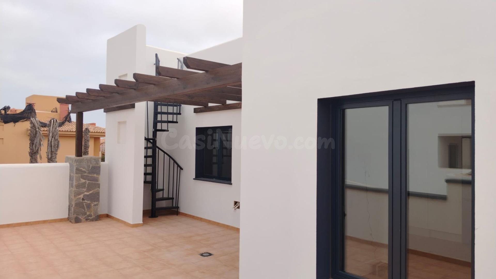 Apartamento en Última Planta con Terraza Privada y Espectacular Solarium de 42m2 – Las Arenas, Corralejo