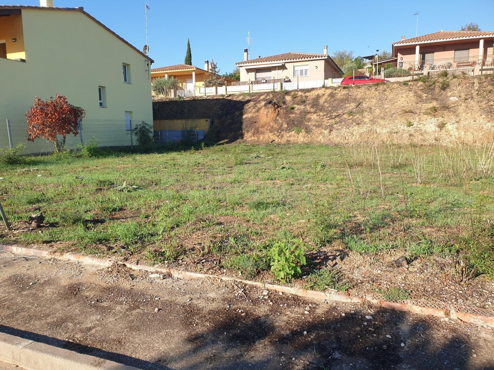Parcela edificable de 424 m2 en la urbanización Les Roques,  - foto 2