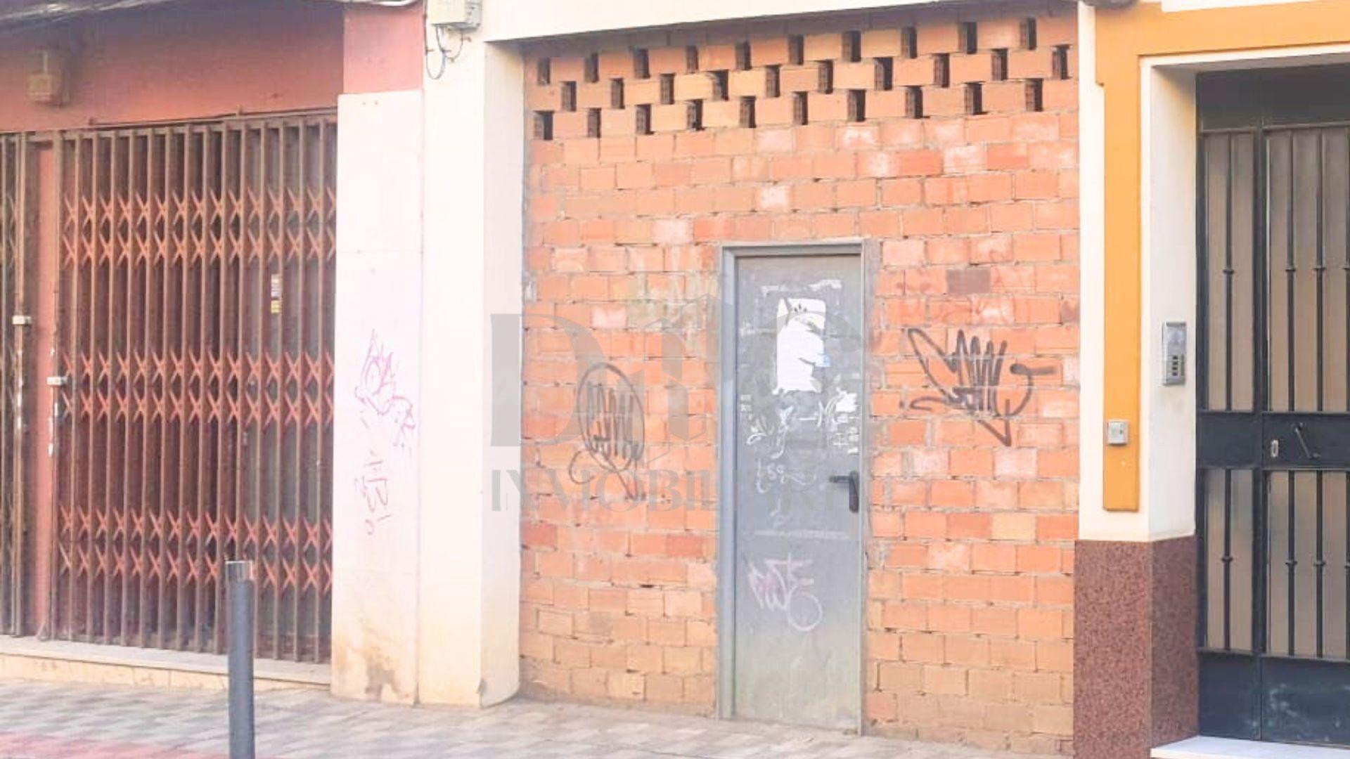 Local comercial de 82mt en el centro de Dos Hermanas, se puede hacer piso, apartamento