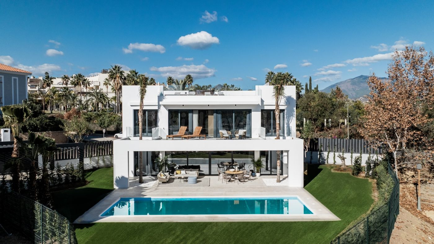 Impresionante villa de 4 dormitorios y 5 baños con piscina privada y vistas panorámicas.