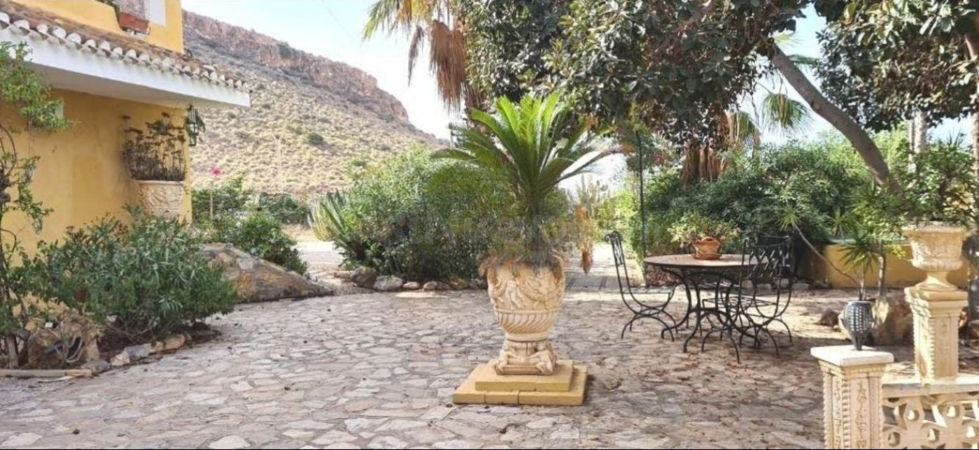Chalet en venta en La Azohía con piscina y amplio jardín. - foto 5