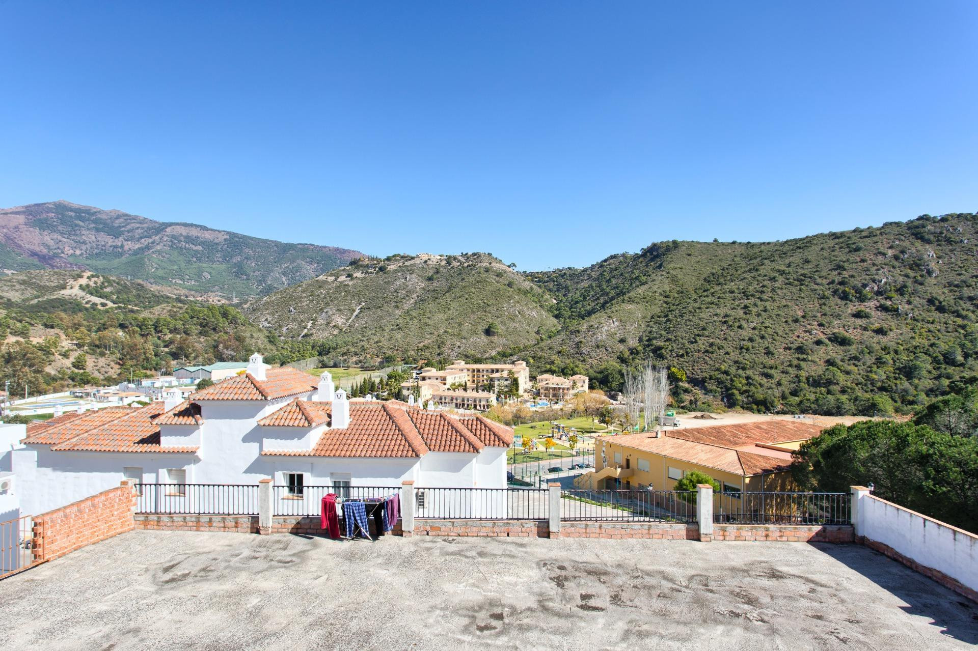 Casa adosada de 3 dormitorios en Benahavís Pueblo, Costa del - foto 2
