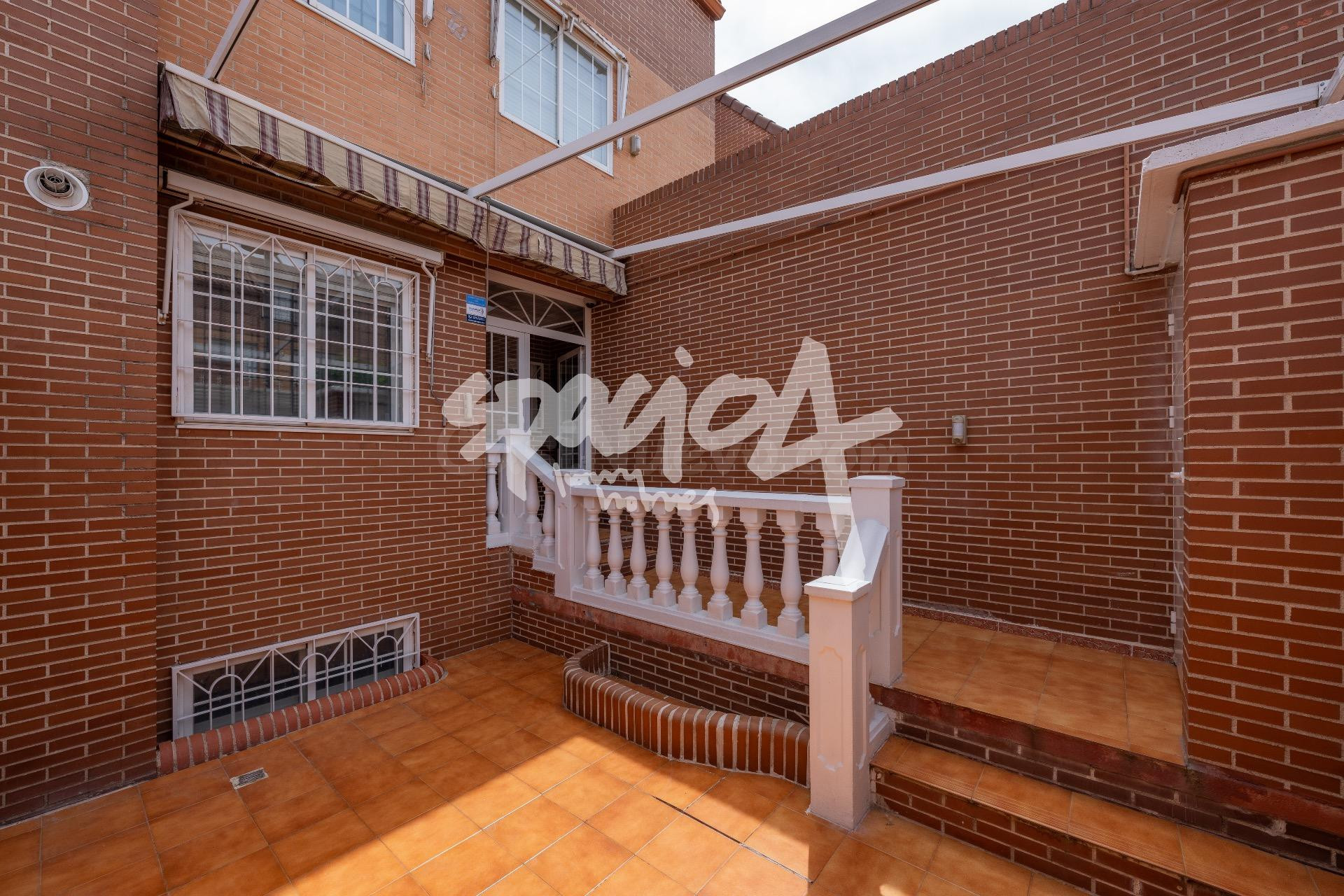 Chalet adosado en venta - foto 2