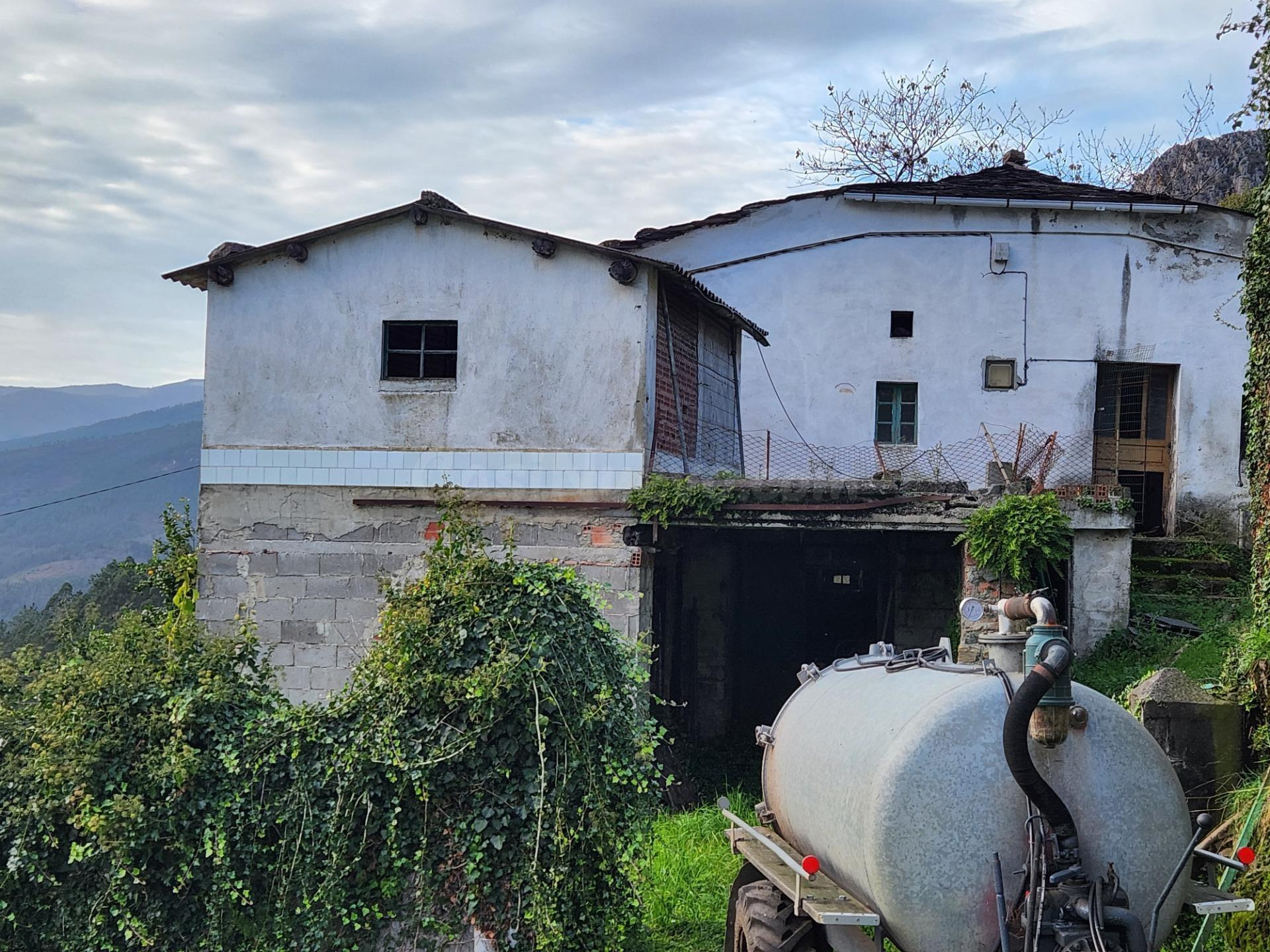 PRECIOSA CASA CON CAPILLA Y TERRENOS EN VILLAYON (ASTURIAS) - foto 2