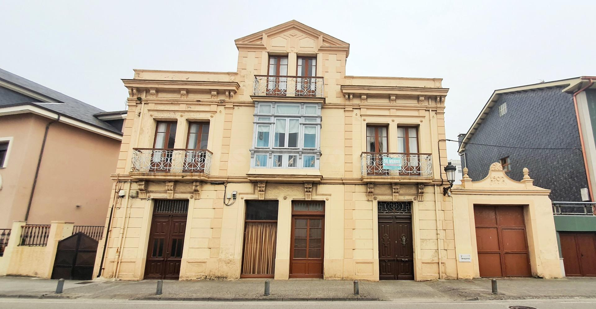 Casa Señorial con Historia y Arte en el Corazón de Tapia – ¡