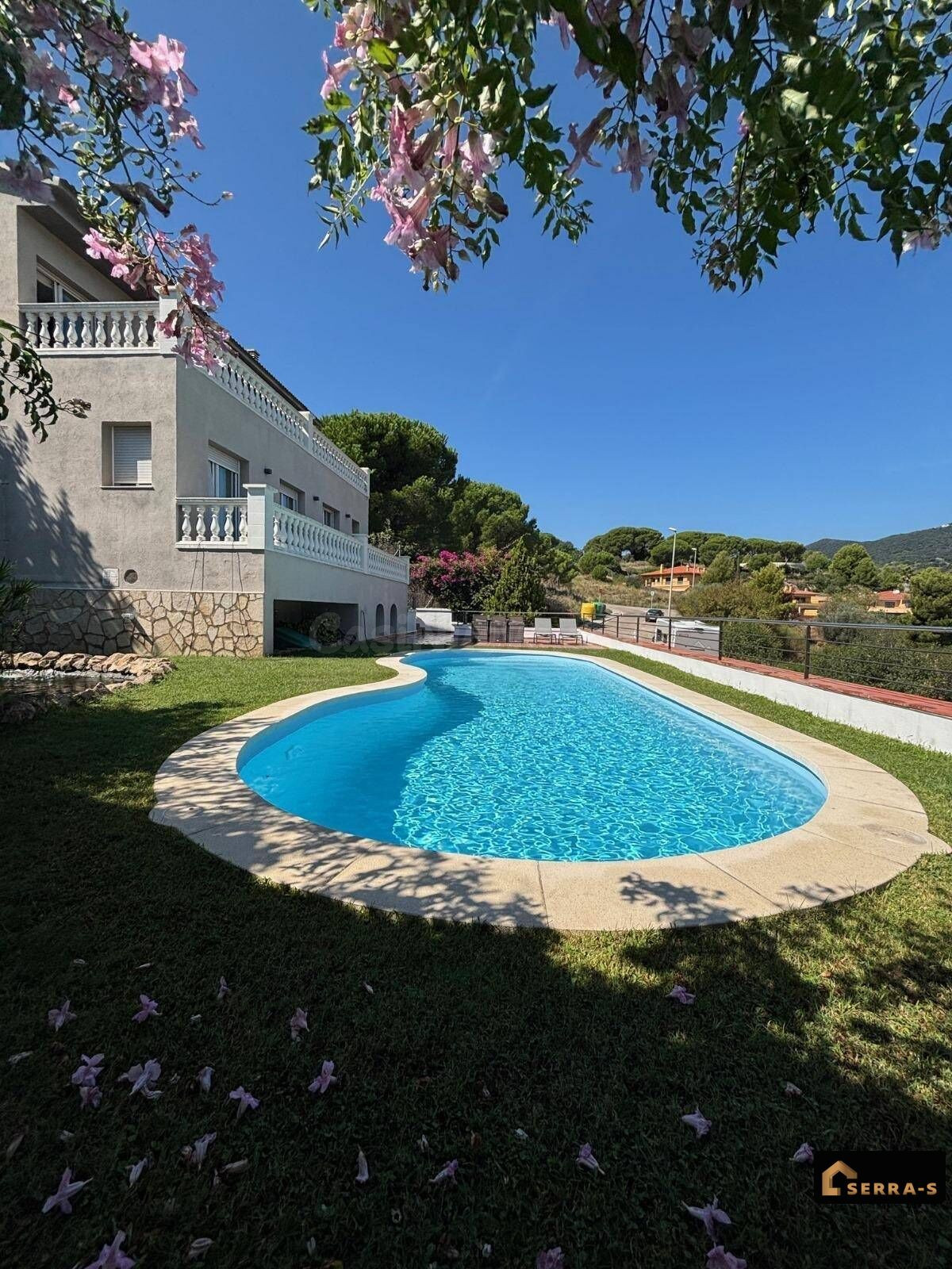 Chalet Exclusivo en Calella – Vistas al Mar, Privacidad y Confort