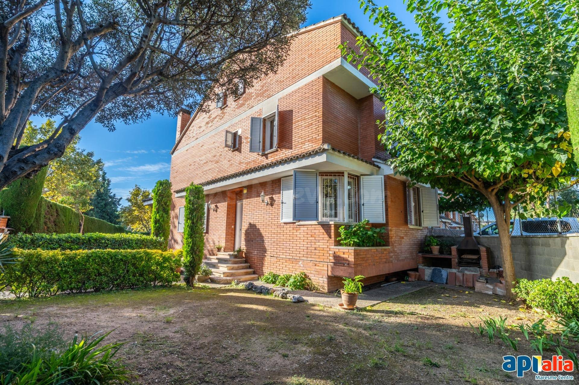 PRECIOSA CASA EN MASNOU CON VISTAS AL MAR