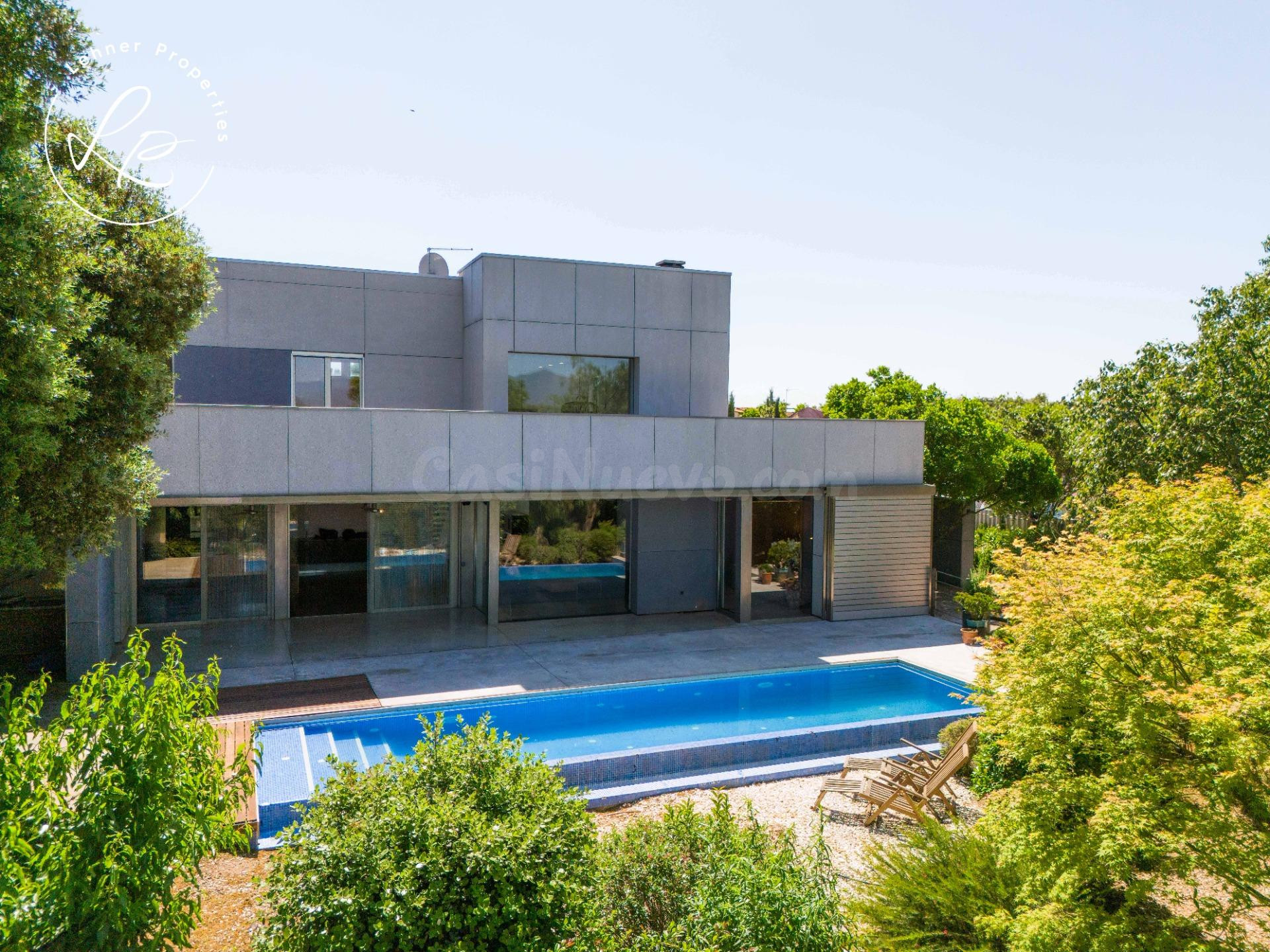 CASA DE DISEÑO CON JARDÍN, BOSQUE PRIVADO Y PISCINA EN MAS PAU (AVINYONET DE PUIGVENTÓS)