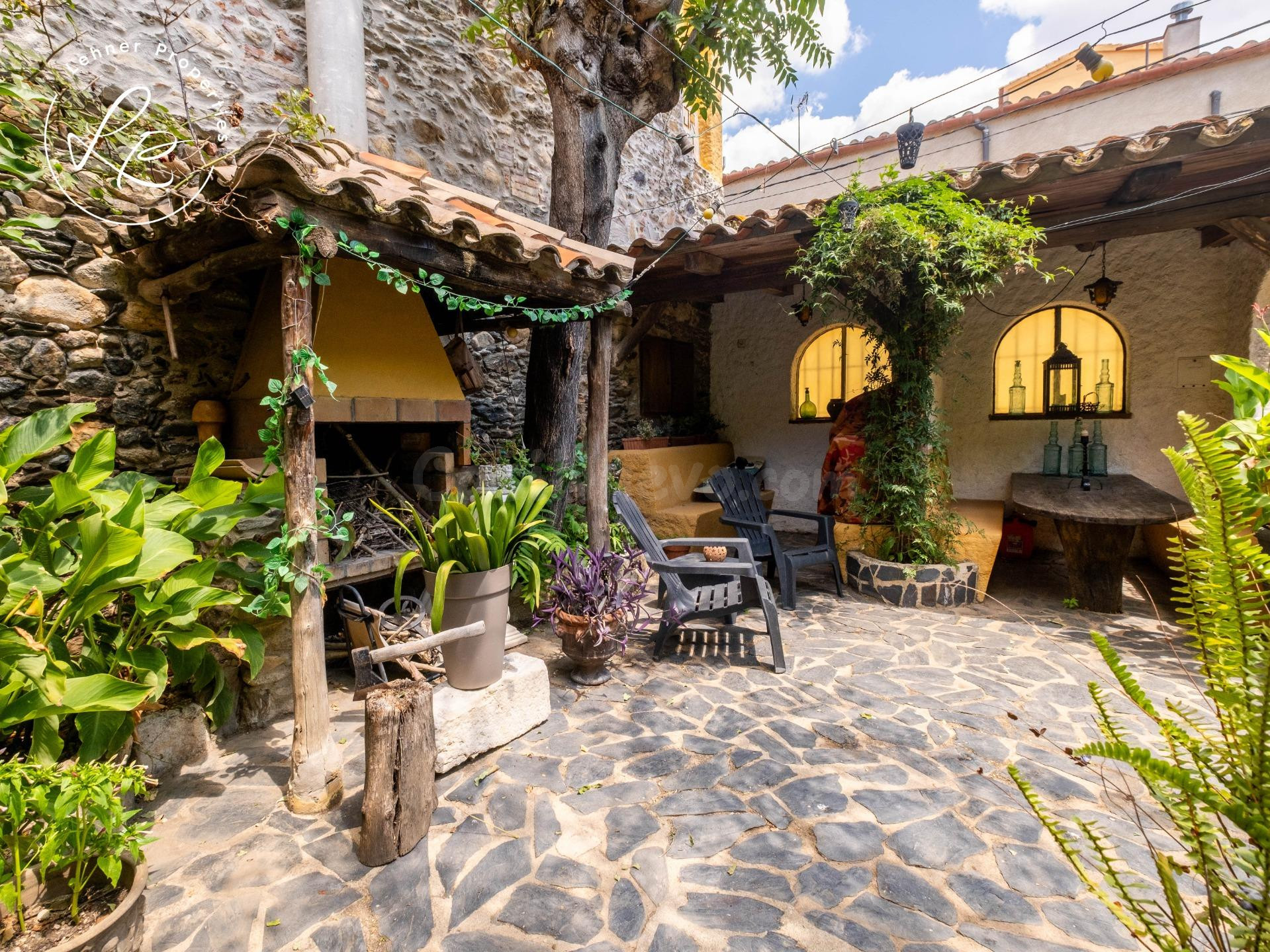 Casa con Alma: Antigua residencia y Atelier del pintor S.M. Félez en el corazón de Garriguella
