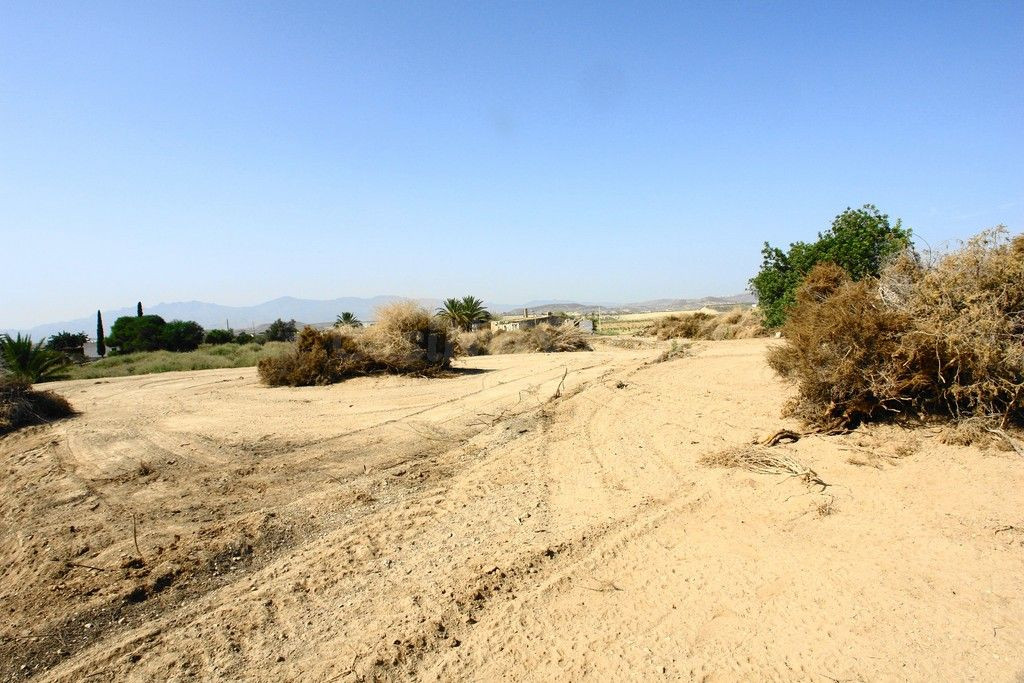 Terreno con Cortijo a la venta en Vera.