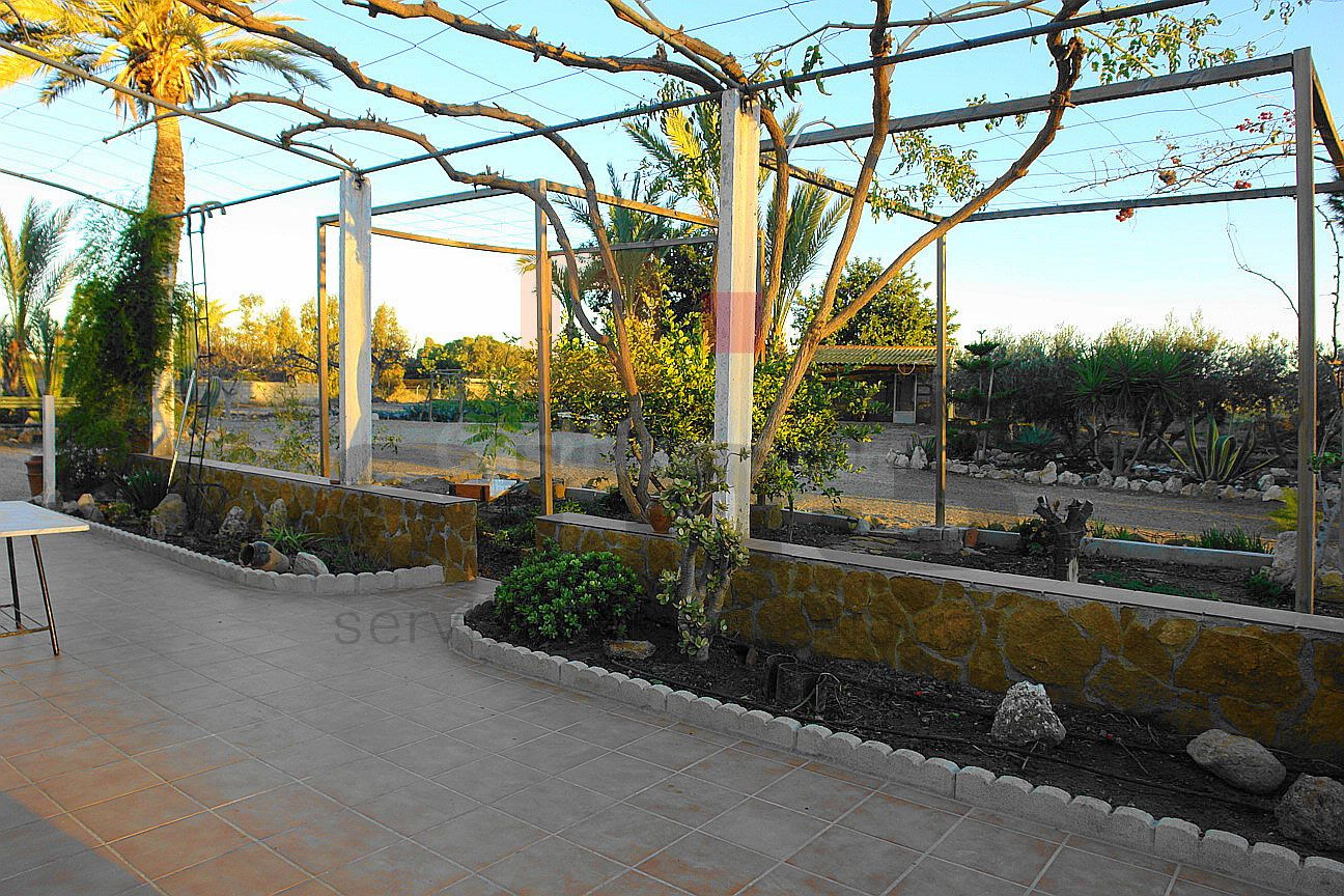 Casa con 8.190m2 de parcela en la zona del Palmeral.