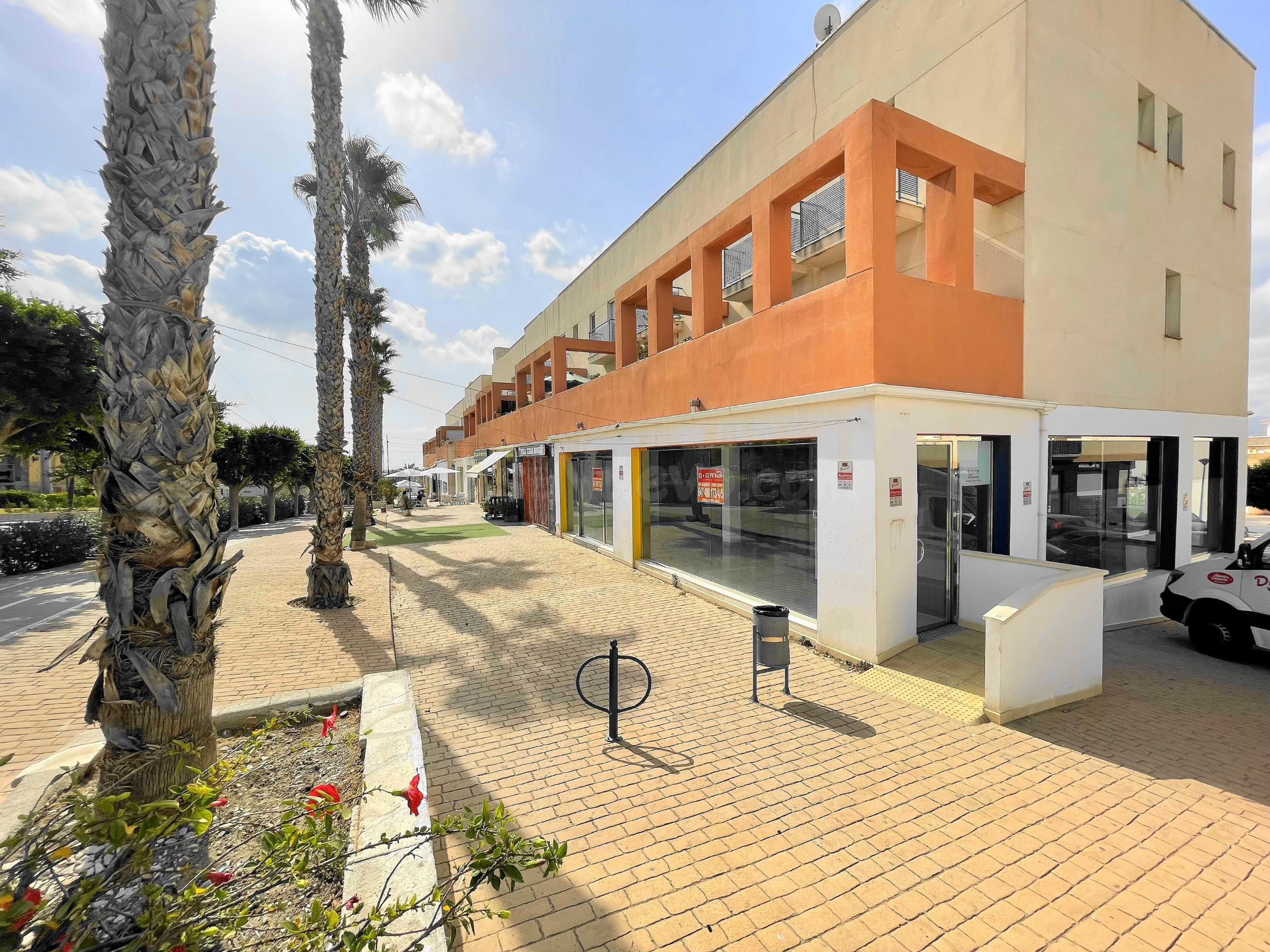 BAJO COMERCIAL EN ESQUINA EN VERA