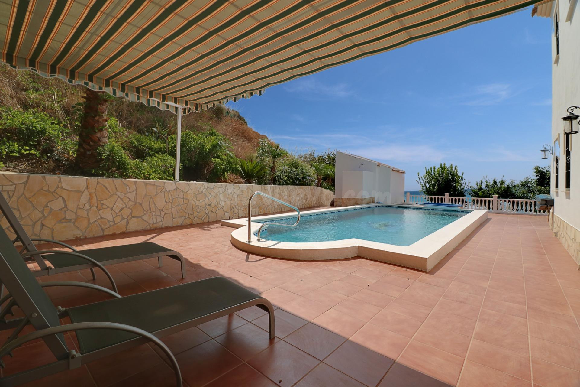 Exclusiva villa con vistas panorámicas al mar, piscina privada y jacuzzi.