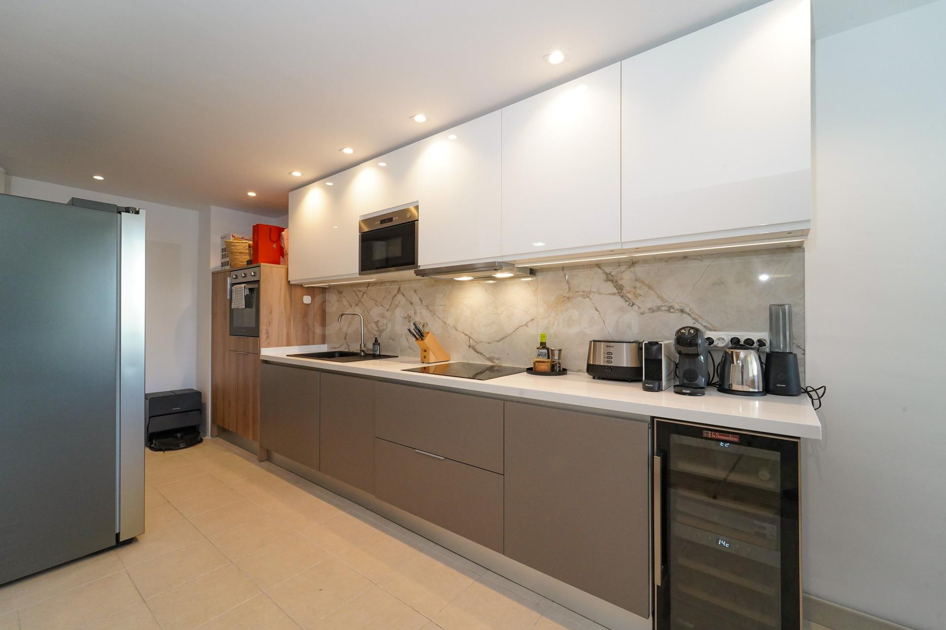 Elegancia, luz y tranquilidad en Elviria – Apartamento exclusivo con terraza.