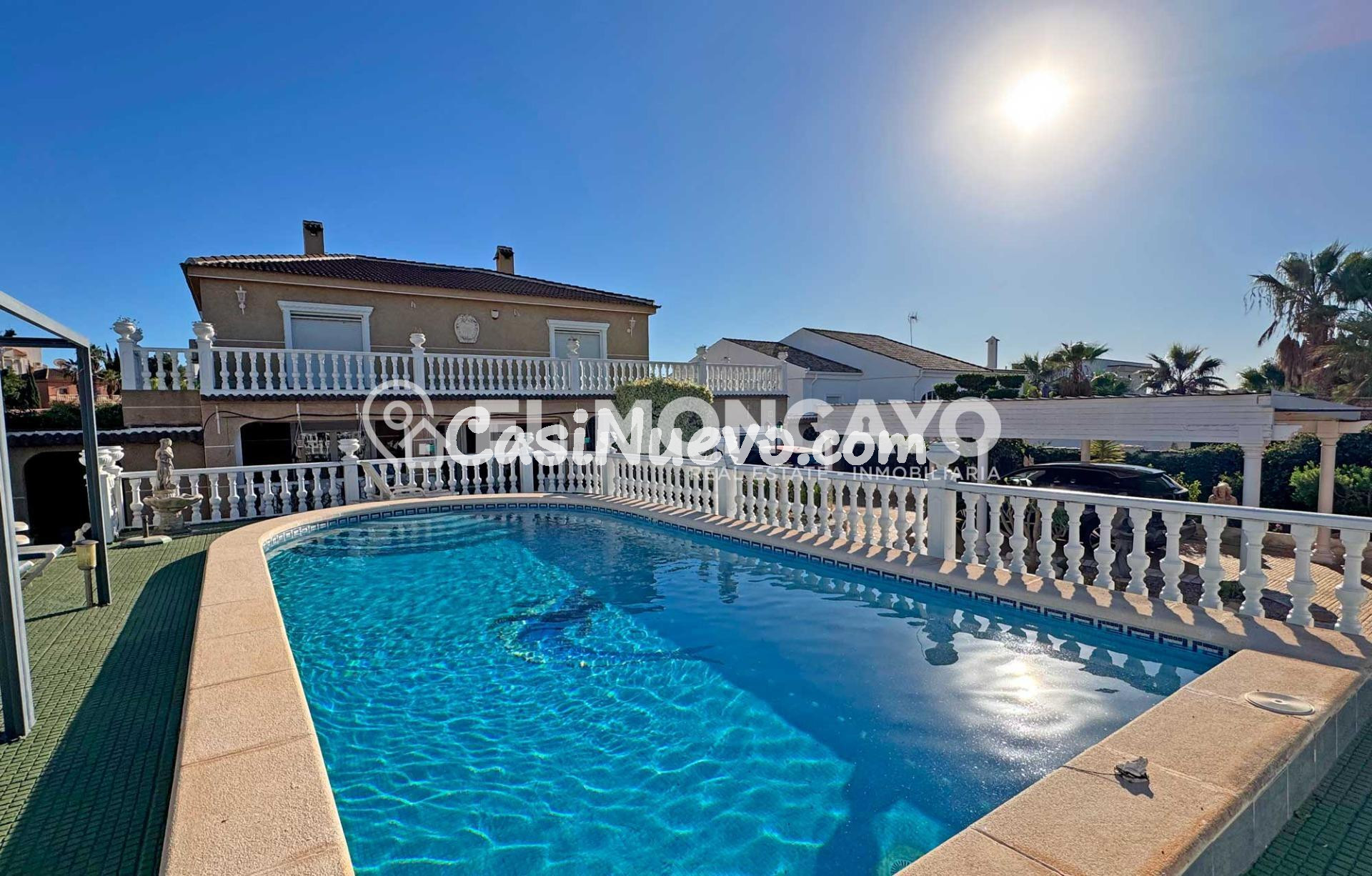 Fantástico chalet independiente con piscina privada en La Urbanización La Marina, San Fulgencio, Alicante