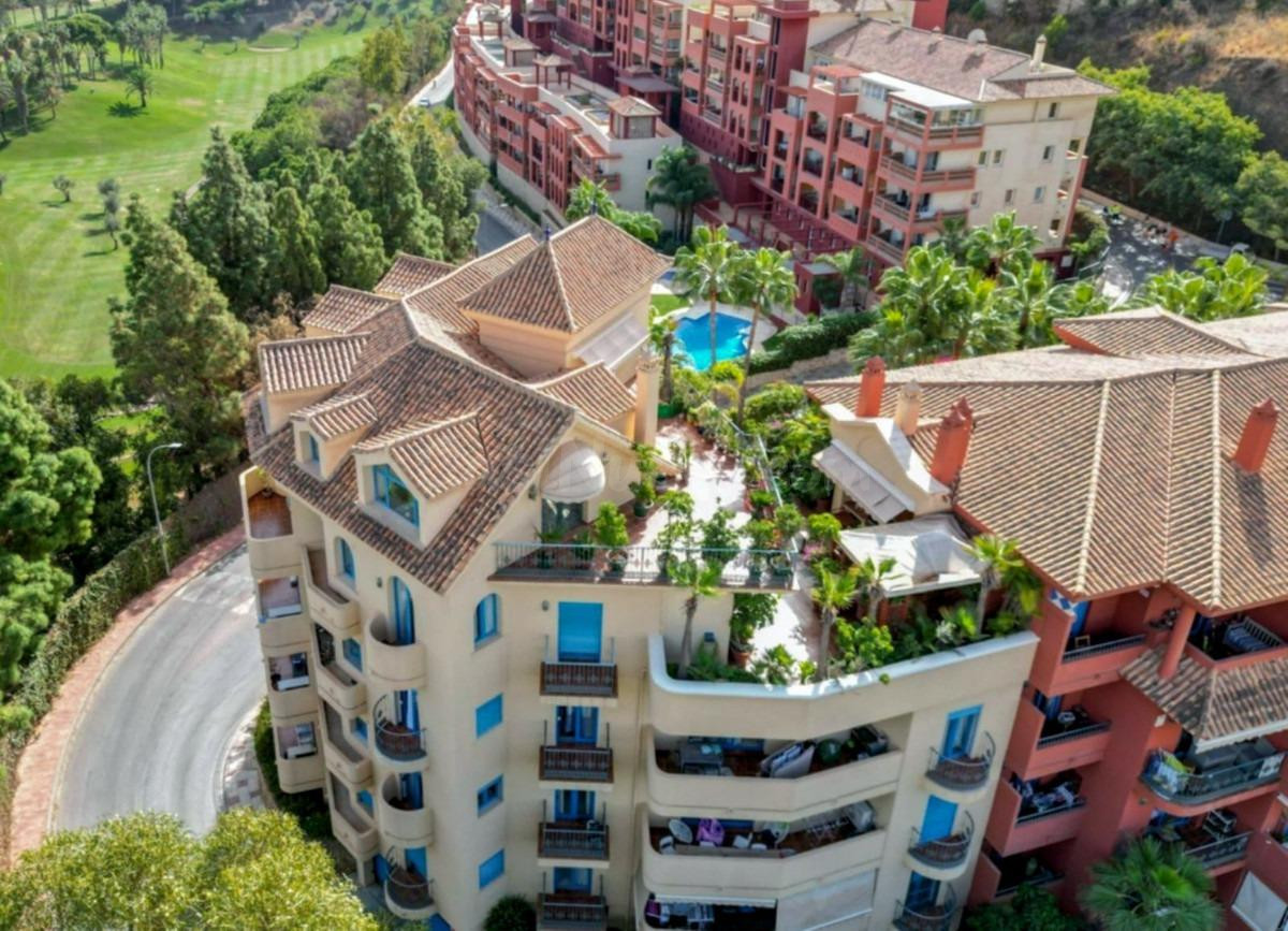 Estupendo Ático dúplex encastrado entre el golf y el mar con vistas de montaña