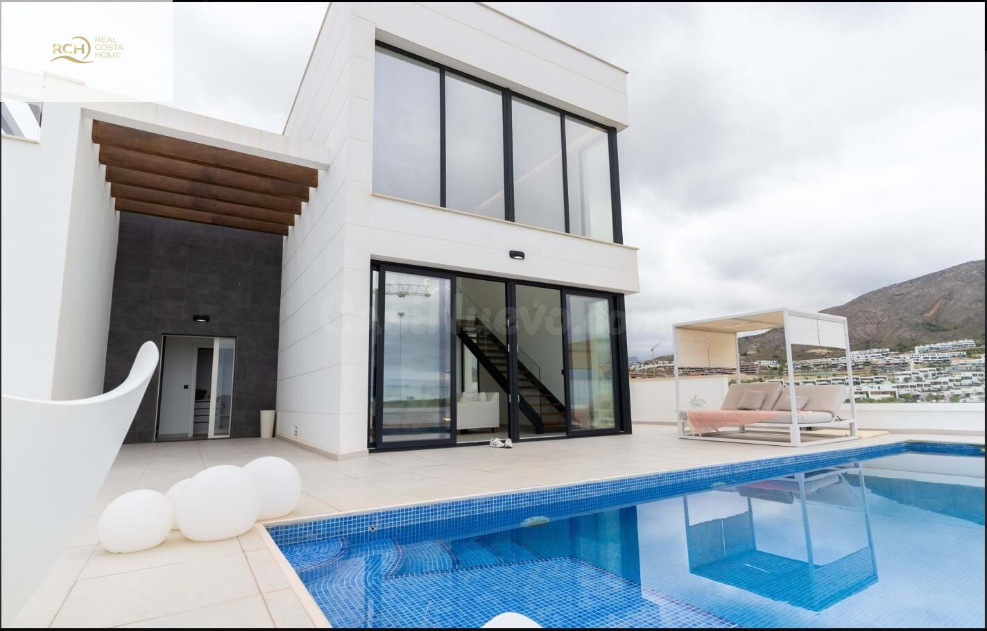 MODERNO CHALET CON PISCINA PROPIA Y VISTAS