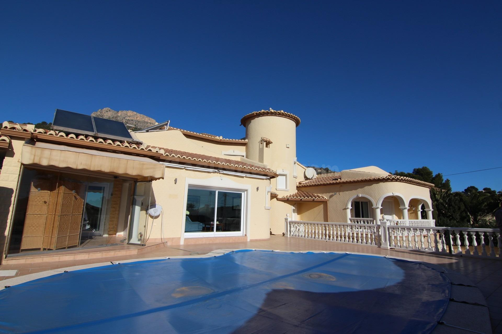Villa independiente con vistas al mar en Calpe, ideal para inversión o familias grandes