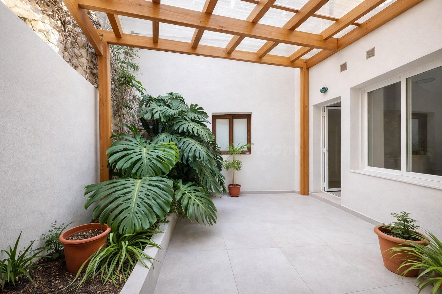 Local comercial con patio en Teulada – Ideal para actividad profesional