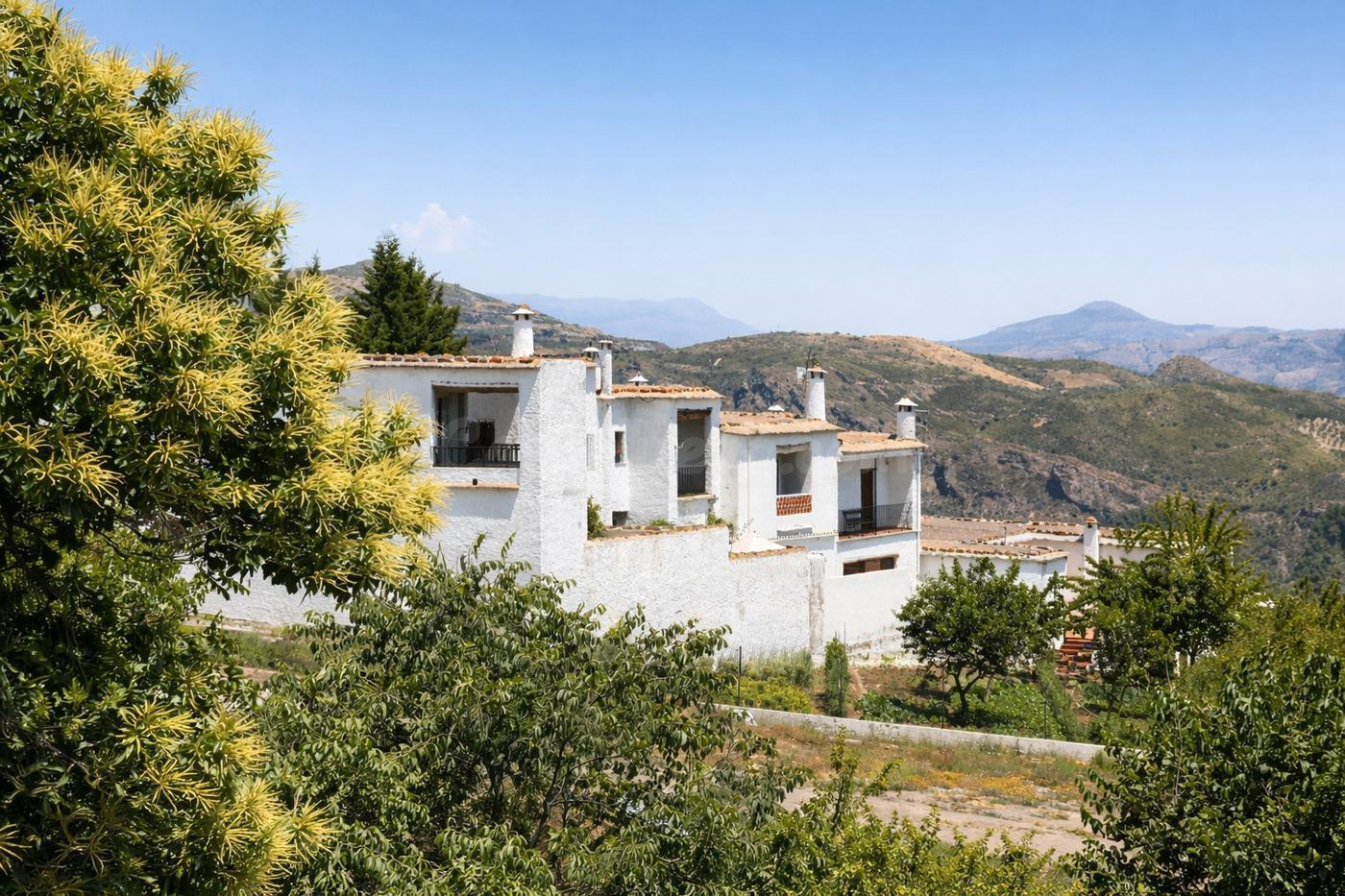 Construida en 2005. Preparada para tu próxima historia. 386 m2, patio andaluz, garaje y sótano