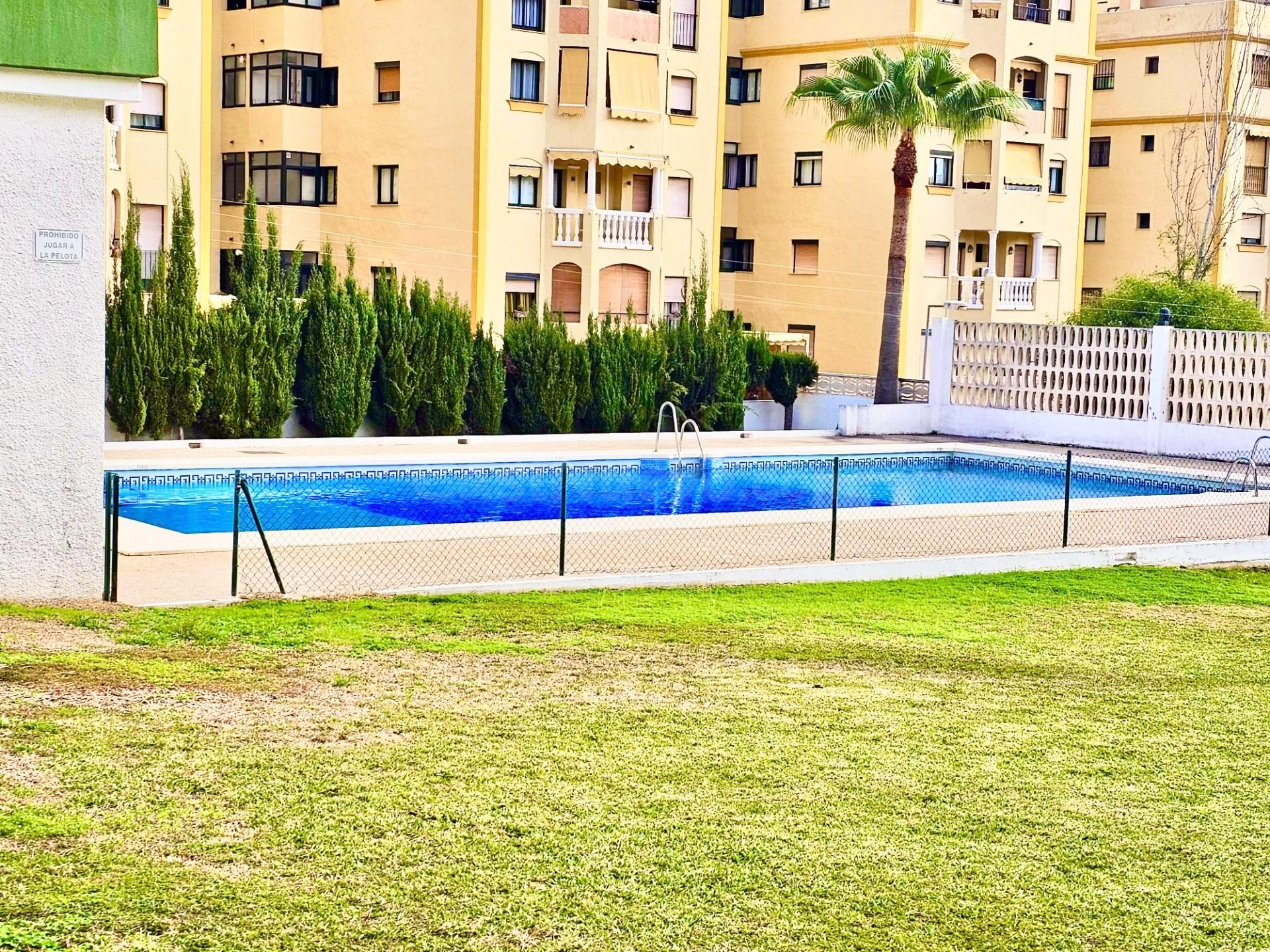 Amplio piso con garaje y piscina en La Puya – Marbella para reformar.