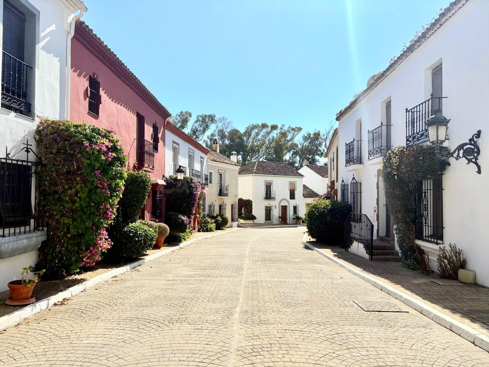 Elegante adosado reformado en Pueblo de Guadalmina – A pocos minutos de la playa