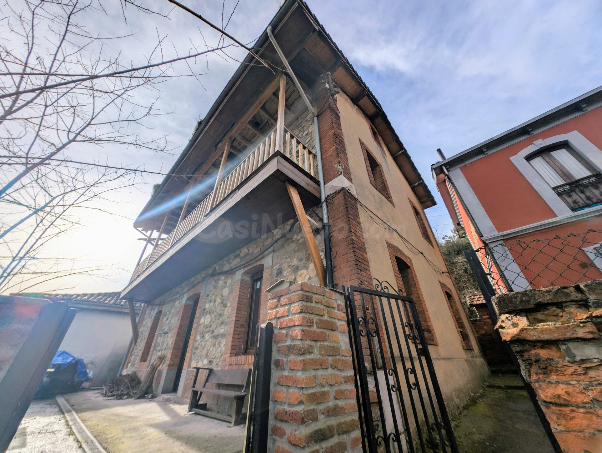 CASA DE DOS PLANTAS Y DESVÁN CON TERRAZA, PATIO Y BALCÓN EN UJO, MIERES. ASTURIAS.
