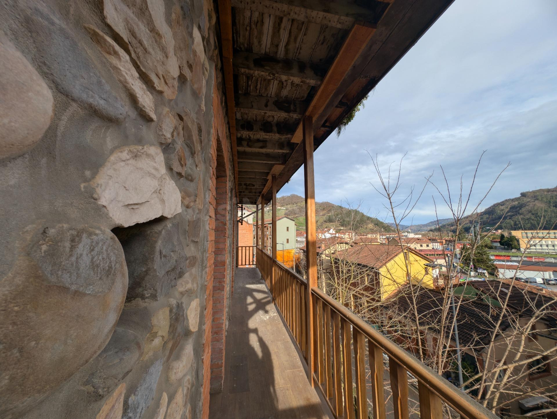 CASA DE DOS PLANTAS Y DESVÁN CON TERRAZA, PATIO Y BALCÓN EN  - foto 4