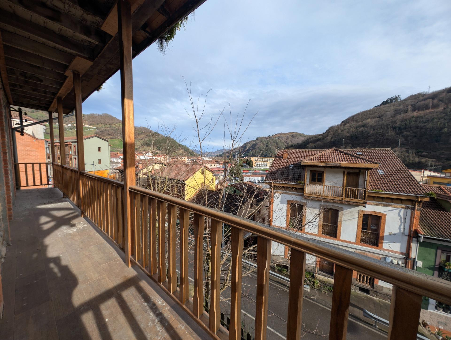 CASA DE DOS PLANTAS Y DESVÁN CON TERRAZA, PATIO Y BALCÓN EN  - foto 5