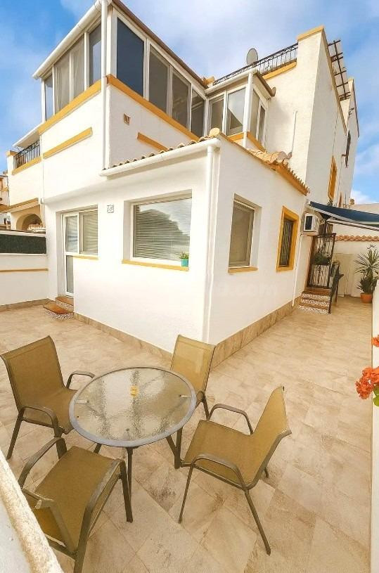 ✨ Elegante chalet pareado de 4 dormitorios con solárium y zonas comunes completas en Los Altos