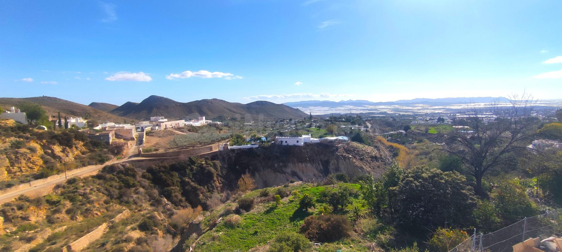 CASA PARA REFORMAR CON GRAN COCHERA EN LA VILLA DE NIJAR