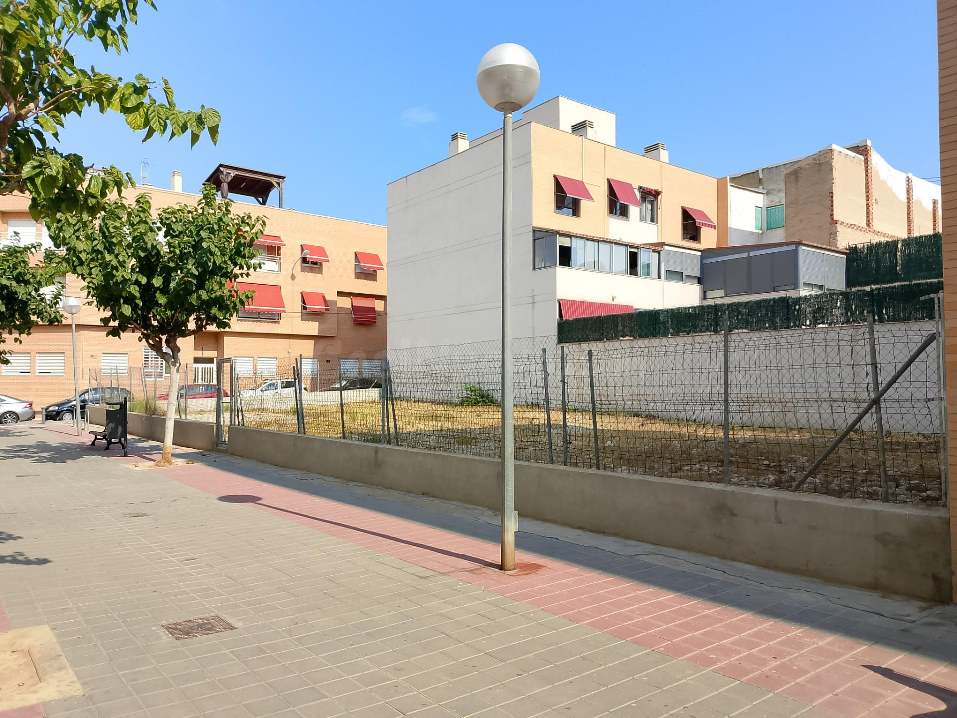 SOLAR EN ESQUINA, CON PROY. BASICO Y DE EJECUCIÓN DE RESIDENCIAL EN ALTURA, CERCA DEL PAU II DE ALICANTE