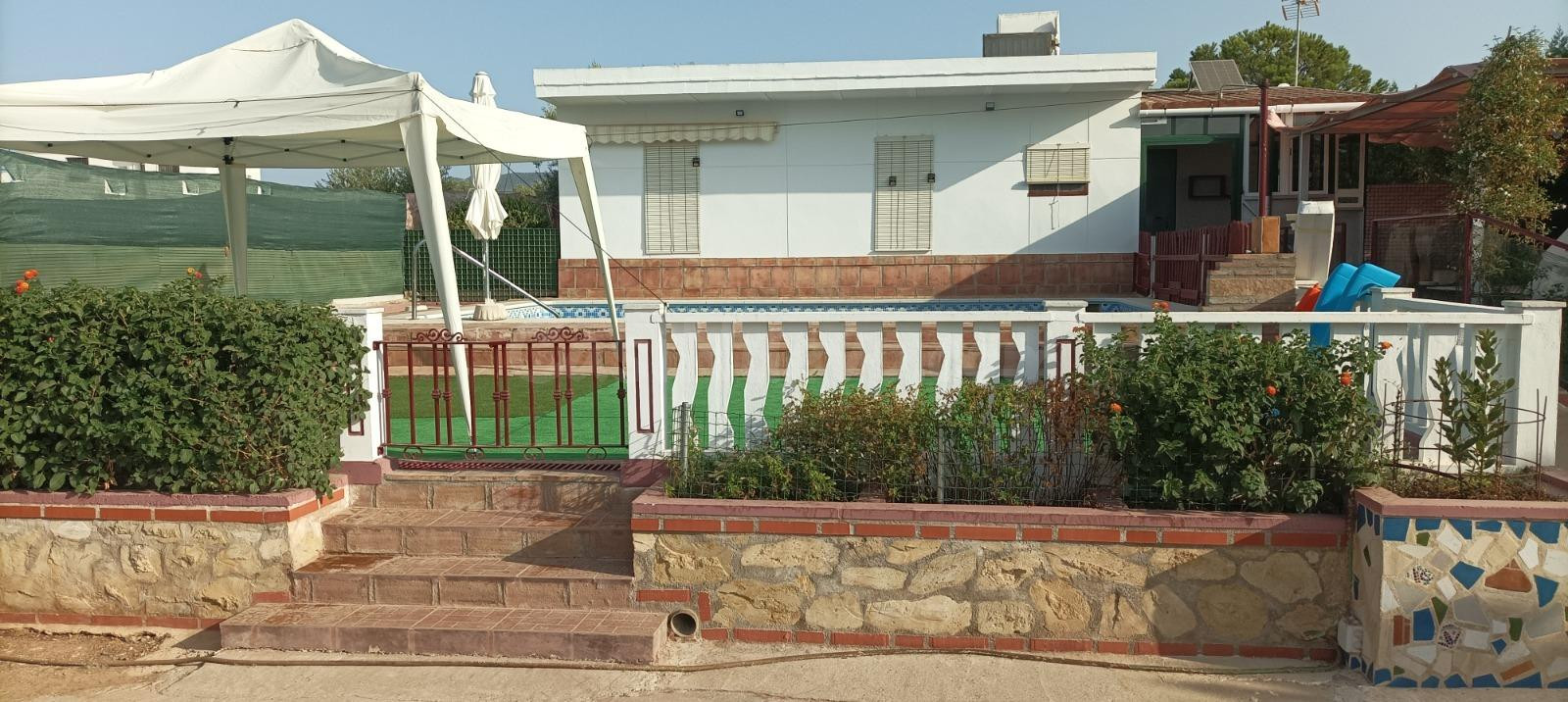 Acogedora vivienda con gran parcela de 1.400 m2 y piscina en El Higuerón