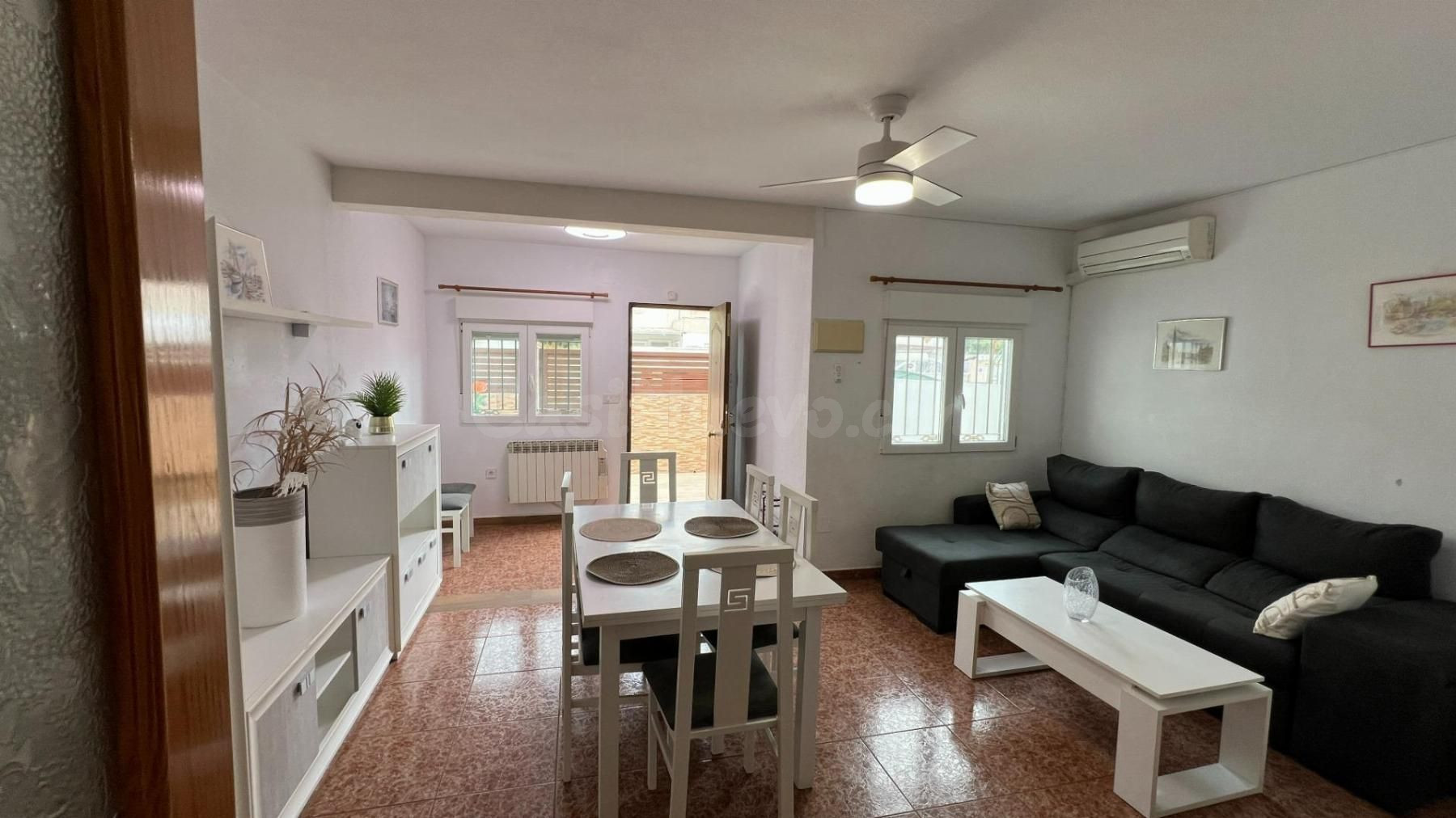 BUNGALOW DE 2 DORMITORIOS Y 2 BAÑOS EN TORREVIEJA