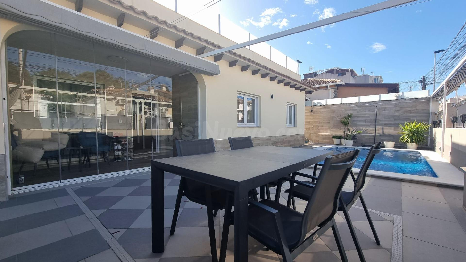 VILLA CON PISCINA PRIVADA EN LOS BALCONES ( TORREVIEJA )