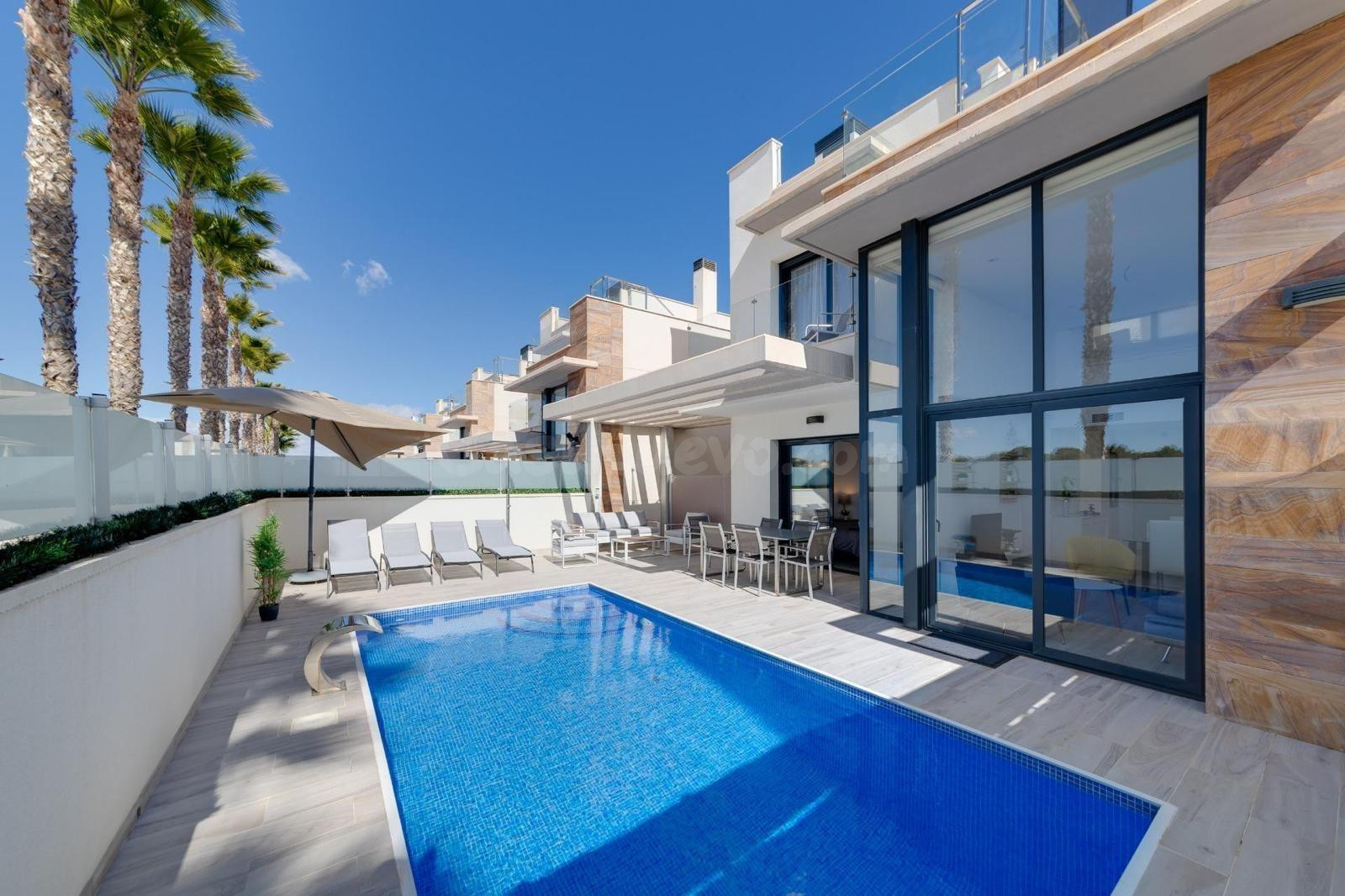 VILLA EN LOMAS DE CABO ROIG ( ORIHUELA COSTA )