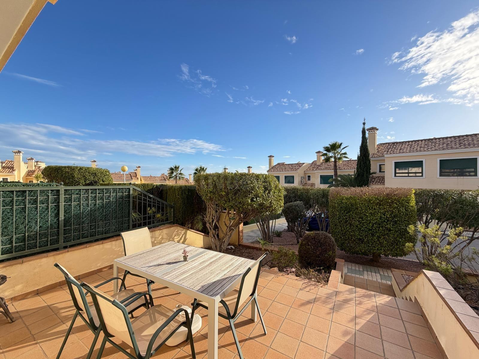 ADOSADO EN LOMAS DE CAMPOAMOR ( ORIHUELA COSTA ) CON VISTAS AL MAR. 2 DORM. 2 BAÑOS.