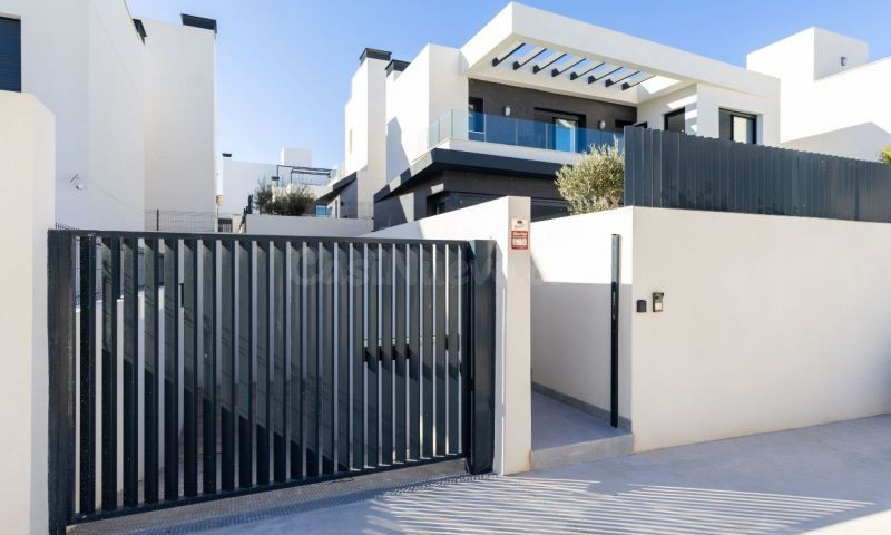 VILLA DE 3 DORMITORIOS Y 2 BAÑOS EN ALGORFA (ALICANTE)