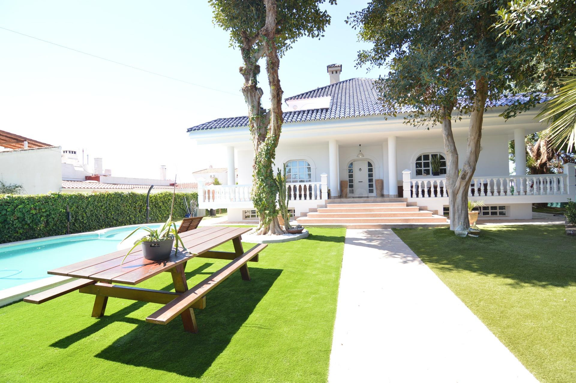 Exclusiva villa de diseño moderno con vistas al lago salado en Torrevieja