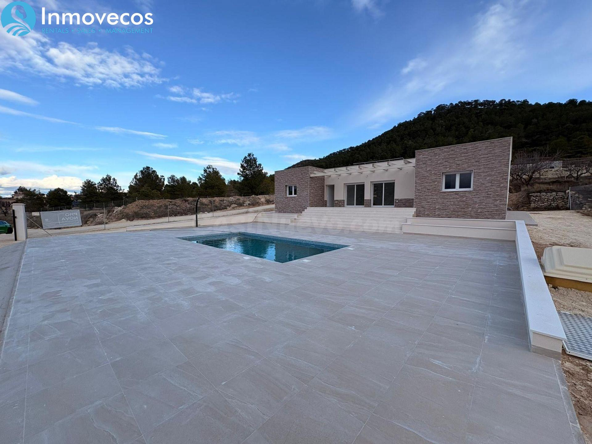 Impresionante villa de obra nueva lista para entrar a vivir en Encebras, Pinoso en Alicante