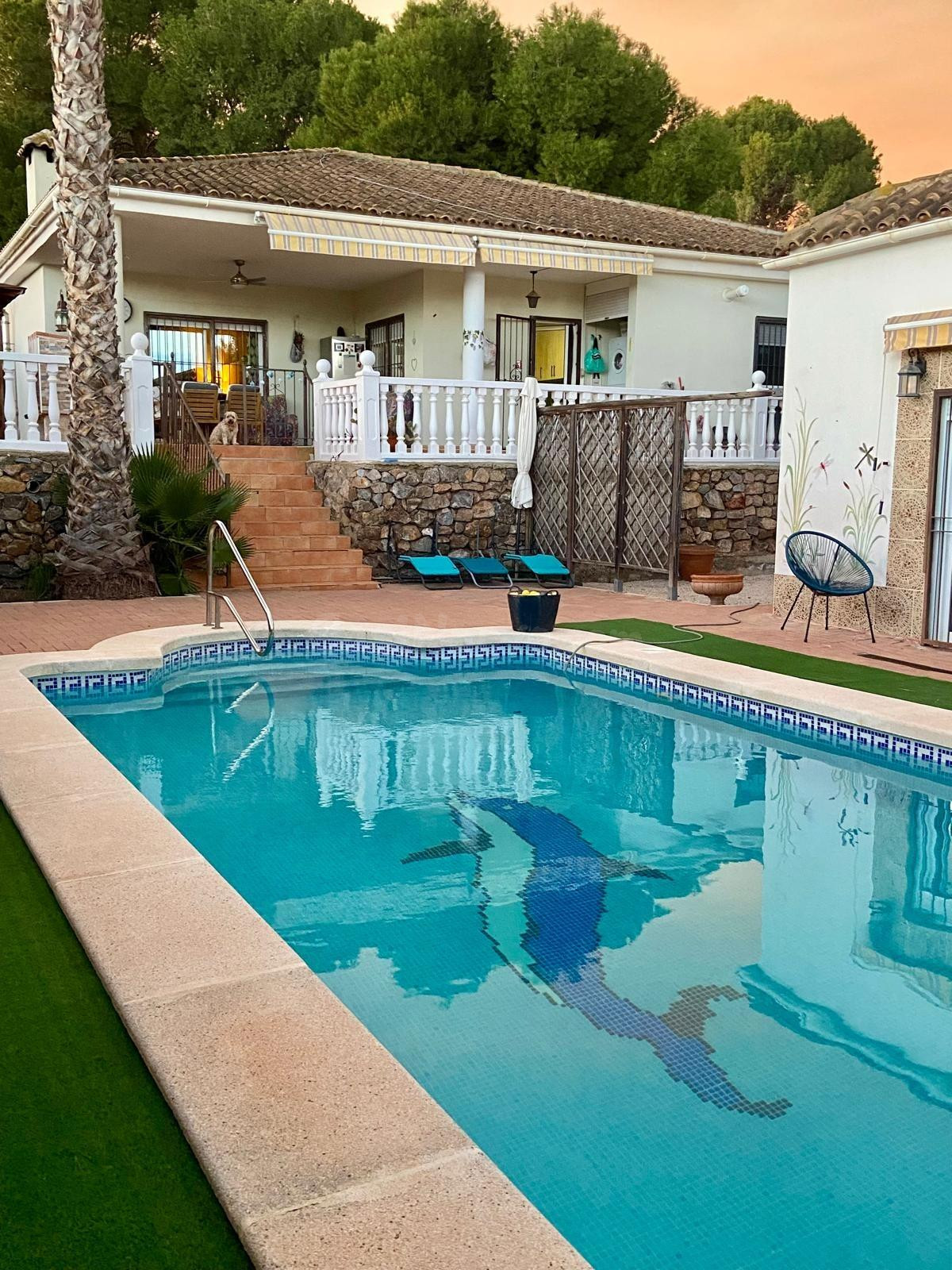 Chalet independiente con piscina privada y vistas despejadas a la montaña