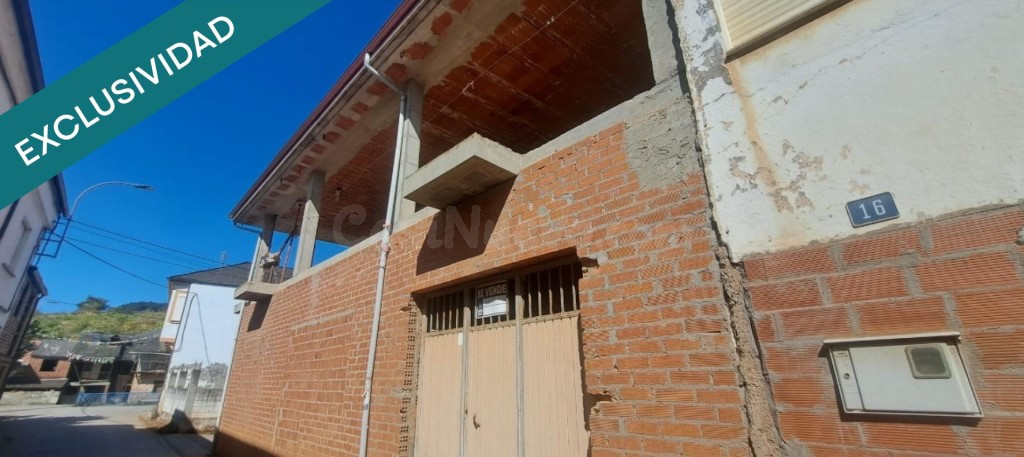 Casa sin terminar en valtuille de arriba con garaje y patio