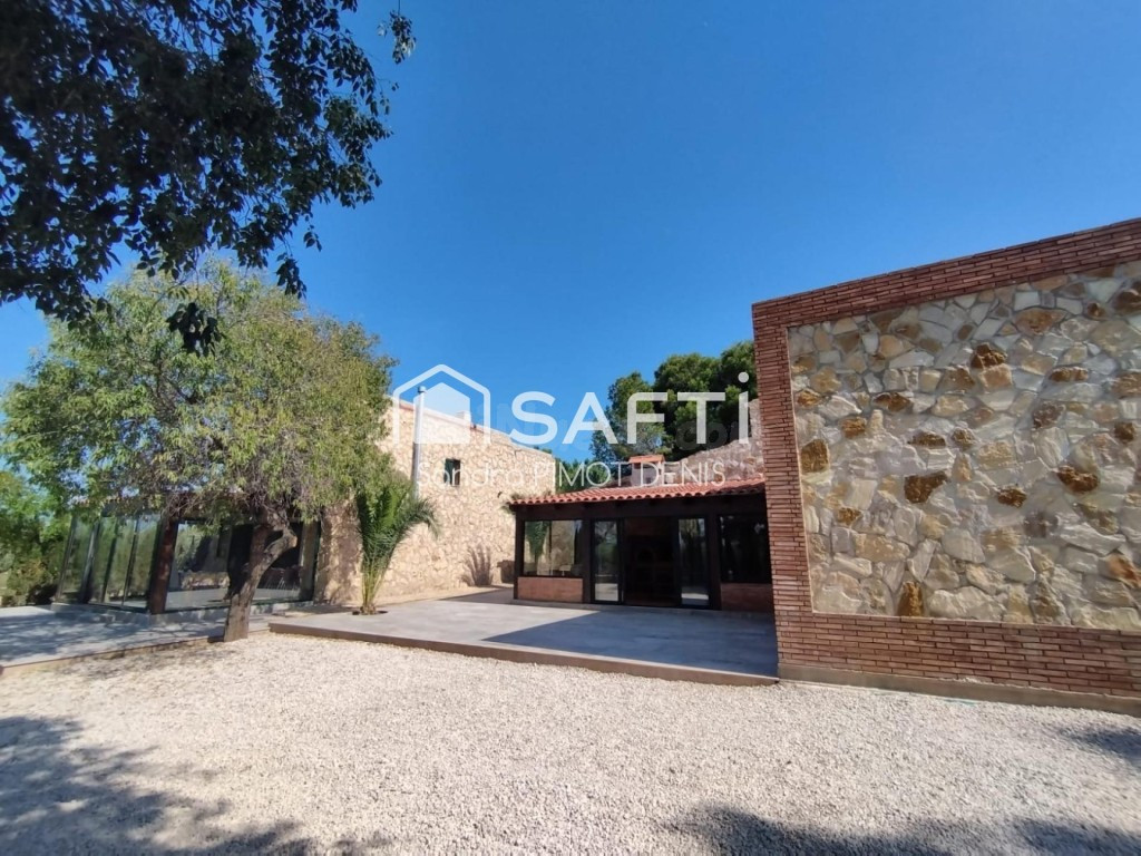 INCREIBLE FINCA DE PIEDRA A 10 MIN DE L'AMPOSTA