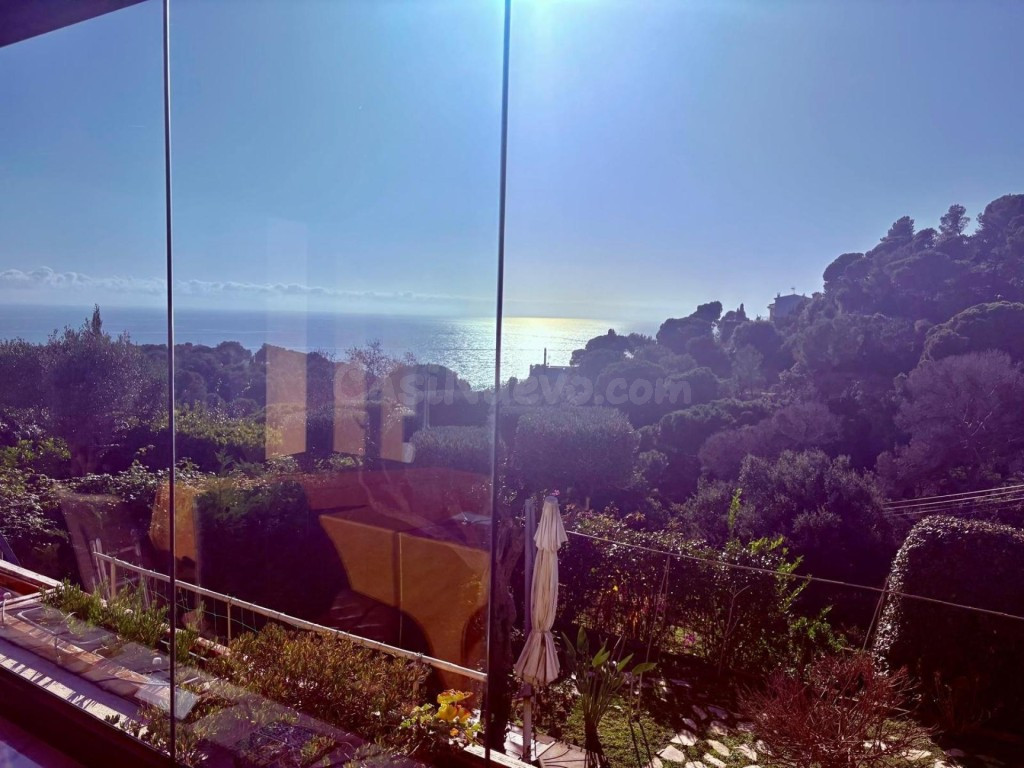 Exclusiva residencia con vistas al mar en urbanización privada